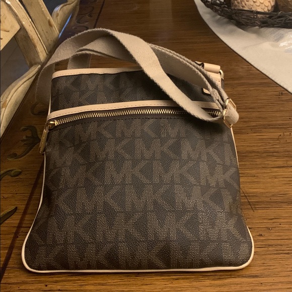 MICHAEL Michael Kors Brown Messenger Crossbody Bag - Picture 1 of 14